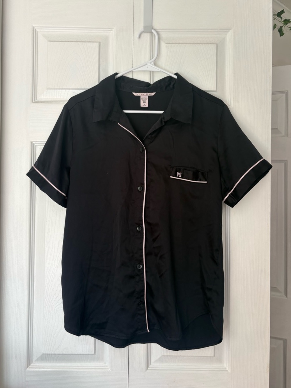 Victoria's Secret Black Short-Sleeve Button-Up Pajama Shirt with Pink Trim Sz M